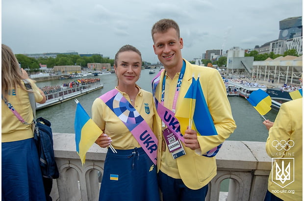 1 Відкриття Олімпіади 2024: рівненські спортсмени пропливли на човні у Парижі