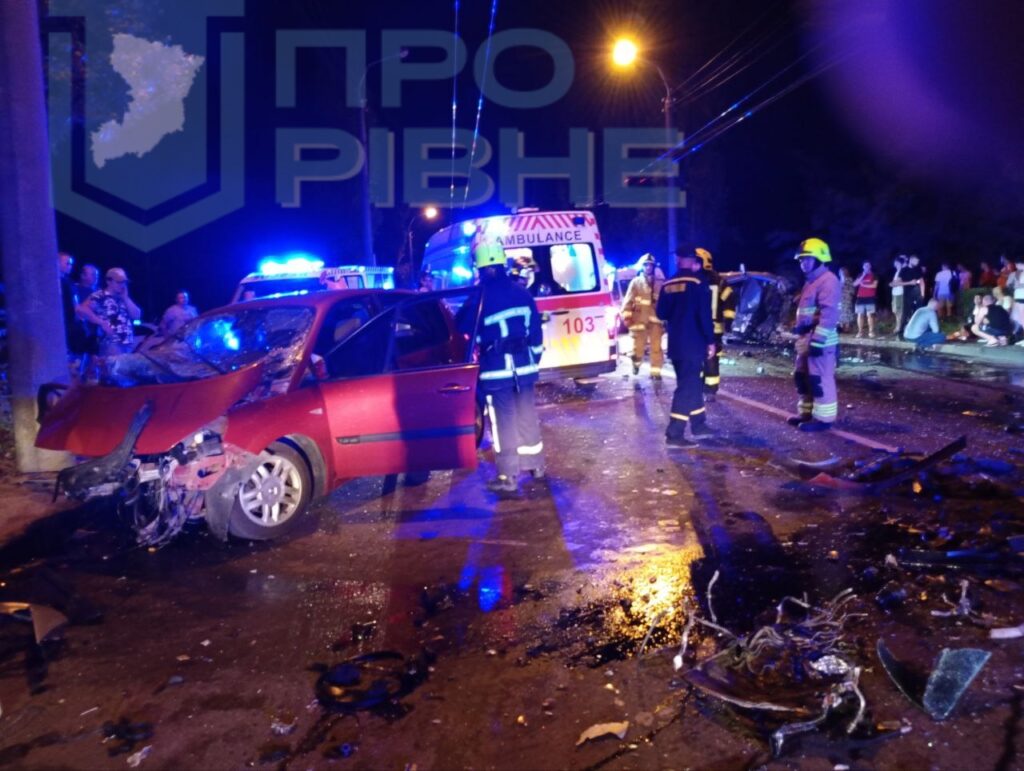 1 Масова ДТП з потерпілими на центральній вулиці Рівного (ФОТО)