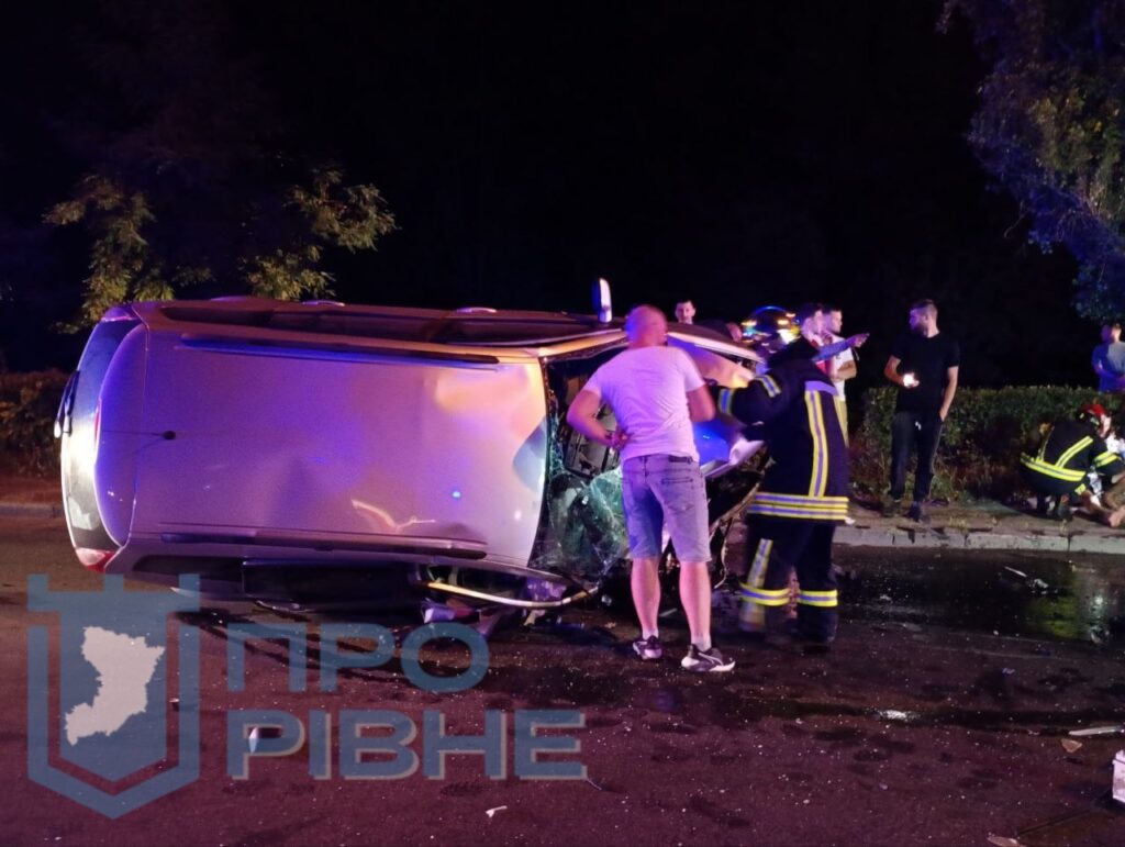 1 Масова ДТП з потерпілими на центральній вулиці Рівного (ФОТО)