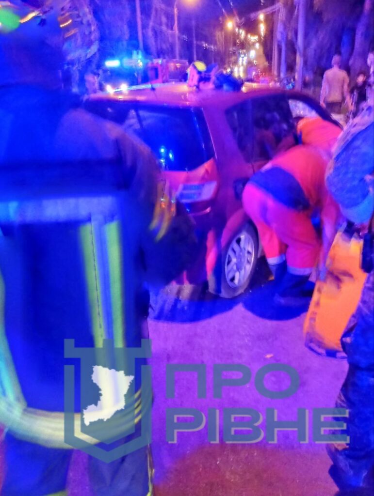 1 Масова ДТП з потерпілими на центральній вулиці Рівного (ФОТО)