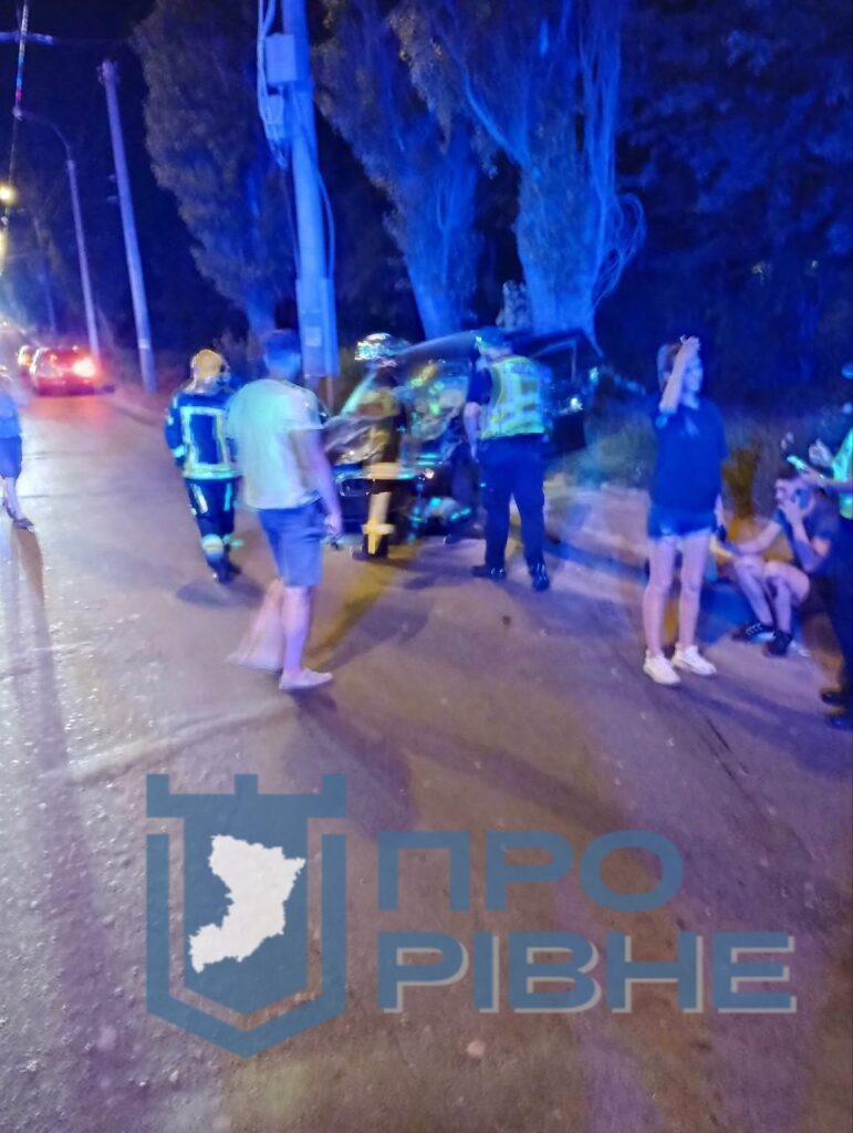 1 Масова ДТП з потерпілими на центральній вулиці Рівного (ФОТО)