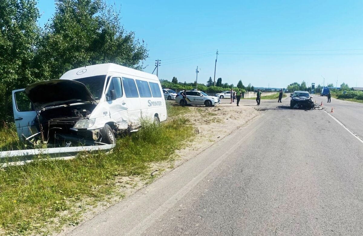 На Рівненщині у ДТП за участю маршрутки та кросовера травмувались двоє пасажирів