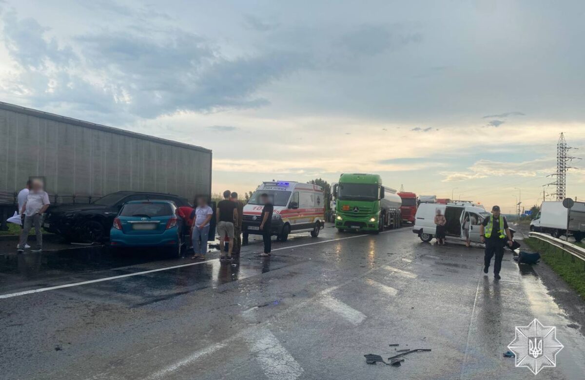 На Рівненщині ДТП за участю трьох автомобілів: одна смуга руху перекрита