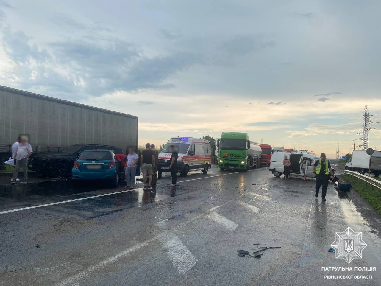 На Рівненщині ДТП за участю трьох автомобілів: одна смуга руху перекрита 0000