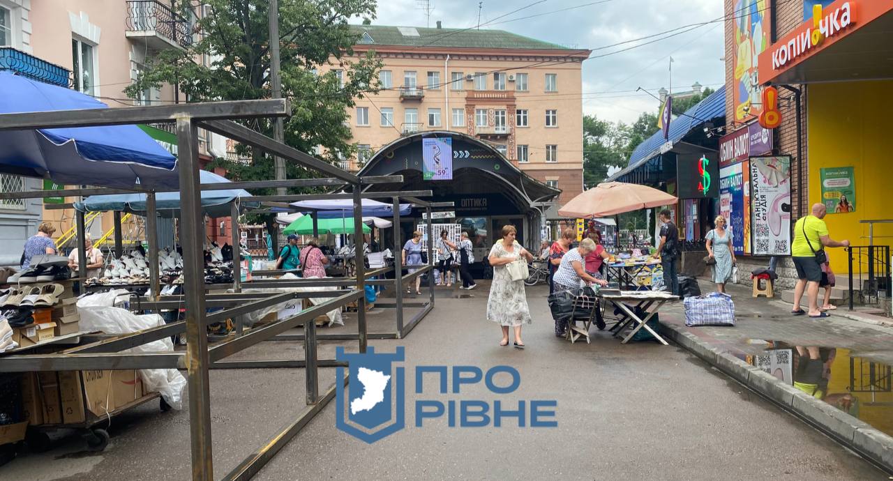1 На Базарній у Рівному почали встановлювати торгові павільйони (ВІДЕО)