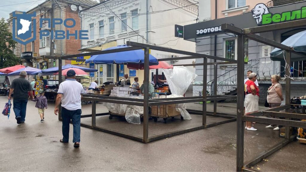 1 На Базарній у Рівному почали встановлювати торгові павільйони (ВІДЕО)