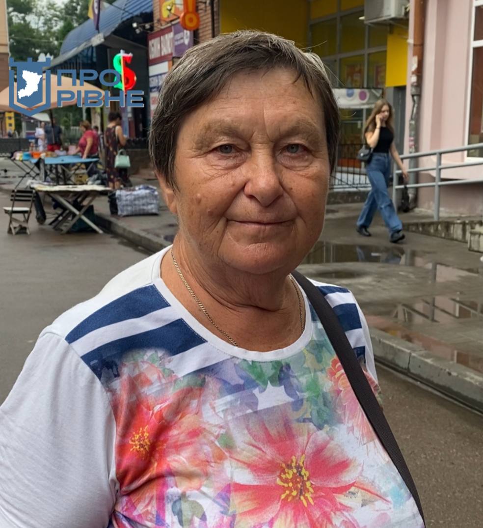 1 На Базарній у Рівному почали встановлювати торгові павільйони (ВІДЕО)
