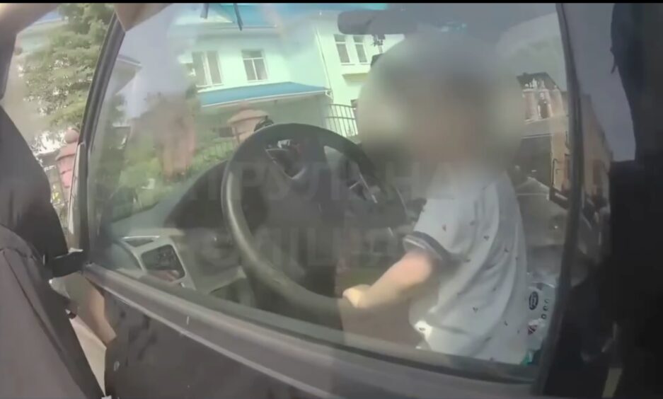 У Рівному перехожі виявили дитину, зачинену в розпеченій сонцем автівці (ВІДЕО) 0000