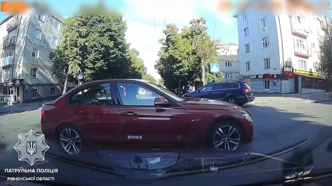 24-річний порушник на BMW потрапив на відеореєстратор рівнянки і отримав штраф (ВІДЕО) 0000