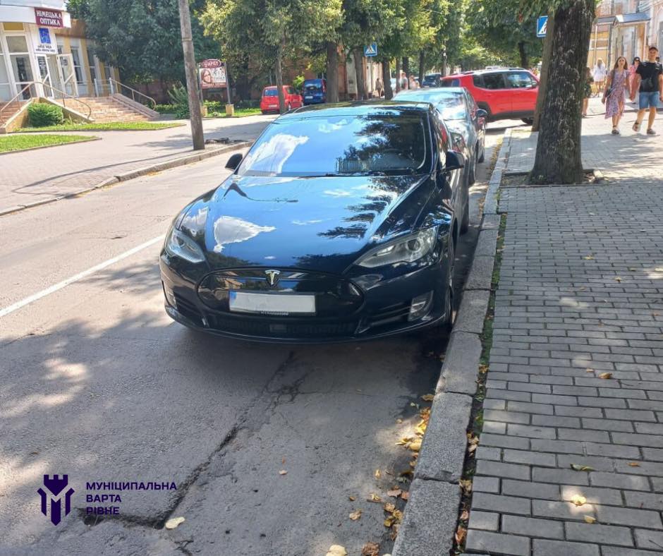 1 У Рівному 90 водіїв отримали штрафи за неправильне паркування