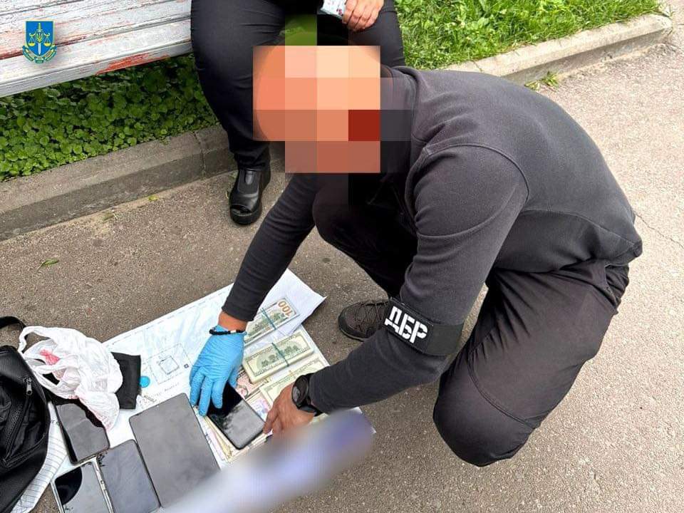 1 Псевдовійськова з Рівненщини пропонувала 12 тисяч доларів слідчим ДБР за відкуп дезертирів (ФОТО)