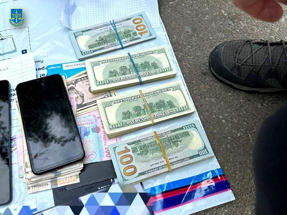 1 Псевдовійськова з Рівненщини пропонувала 12 тисяч доларів слідчим ДБР за відкуп дезертирів (ФОТО)