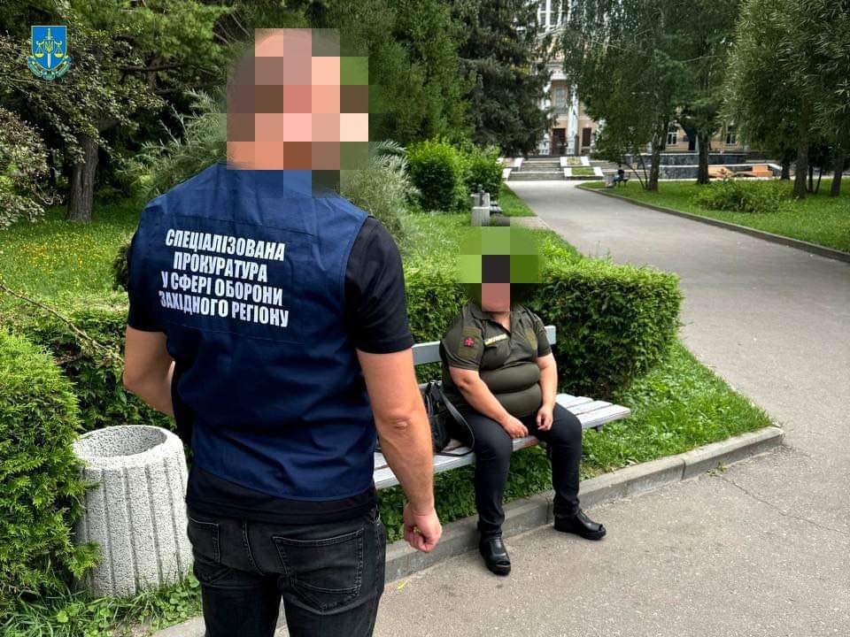 Псевдовійськова з Рівненщини пропонувала 12 тисяч доларів слідчим ДБР за відкуп дезертирів (ФОТО) 0000