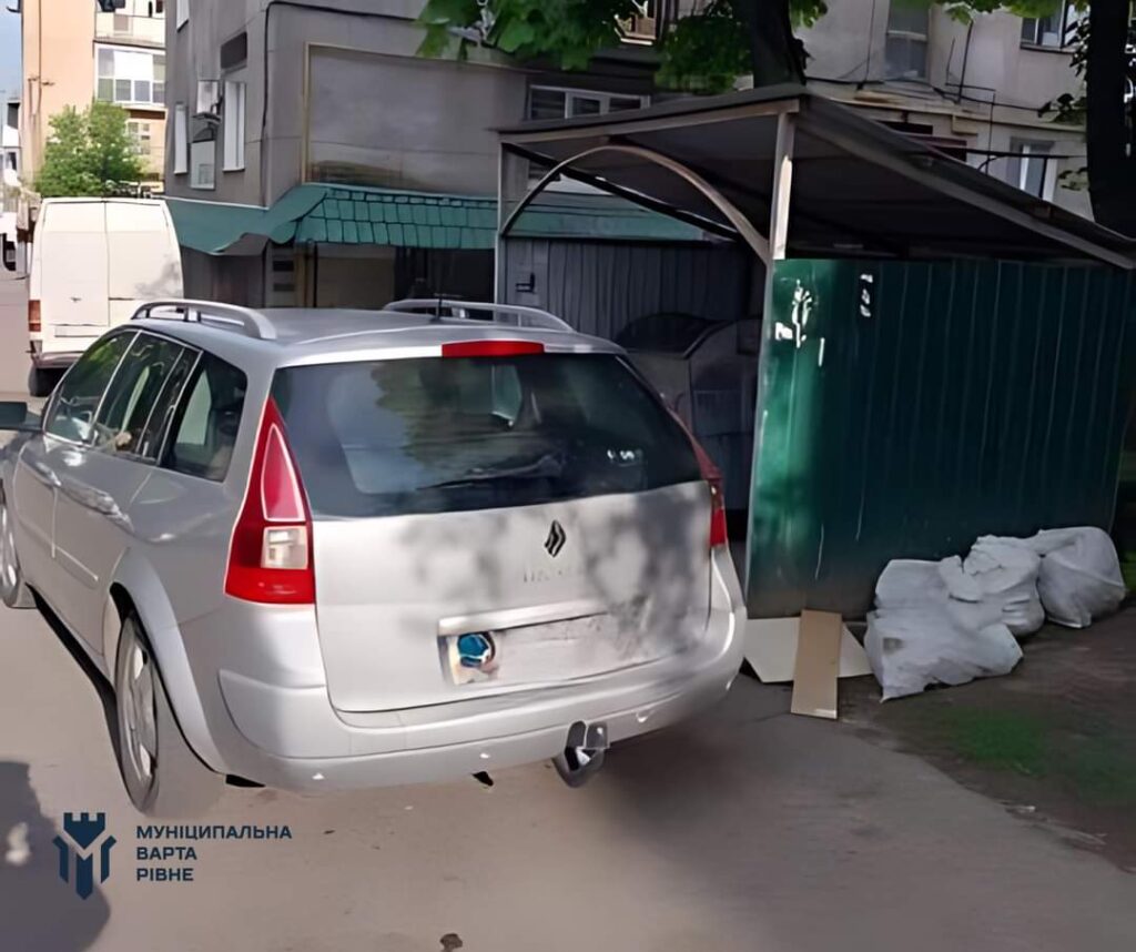 1 У Рівному мешканці поскаржилися, що тонуть у смітті, й отримали попередження про штраф