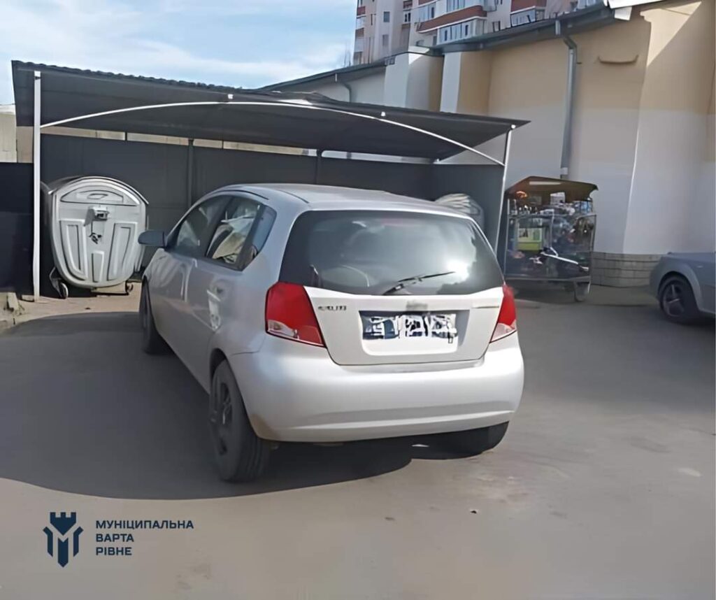 1 У Рівному мешканці поскаржилися, що тонуть у смітті, й отримали попередження про штраф