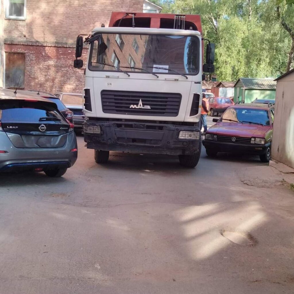 1 У Рівному мешканці поскаржилися, що тонуть у смітті, й отримали попередження про штраф