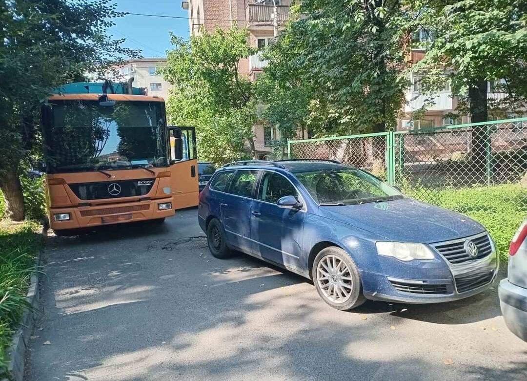 У Рівному мешканці поскаржилися, що тонуть у смітті, й отримали попередження про штраф