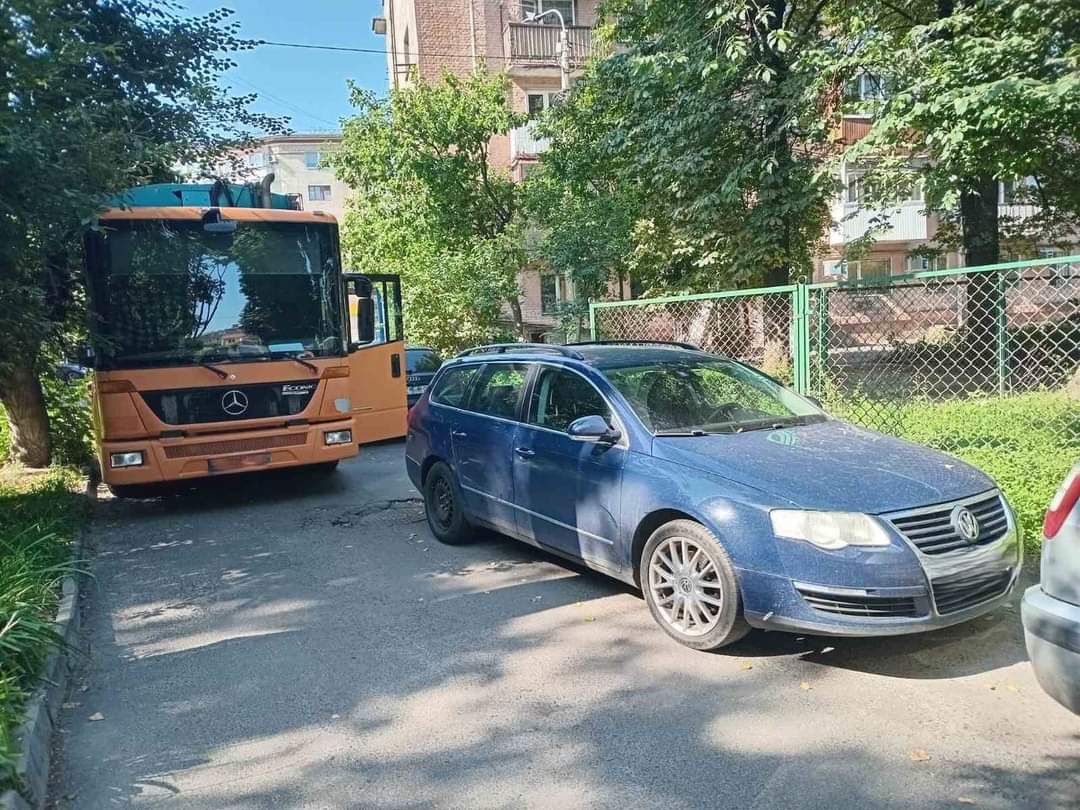 У Рівному мешканці поскаржилися, що тонуть у смітті, й отримали попередження про штраф 0000
