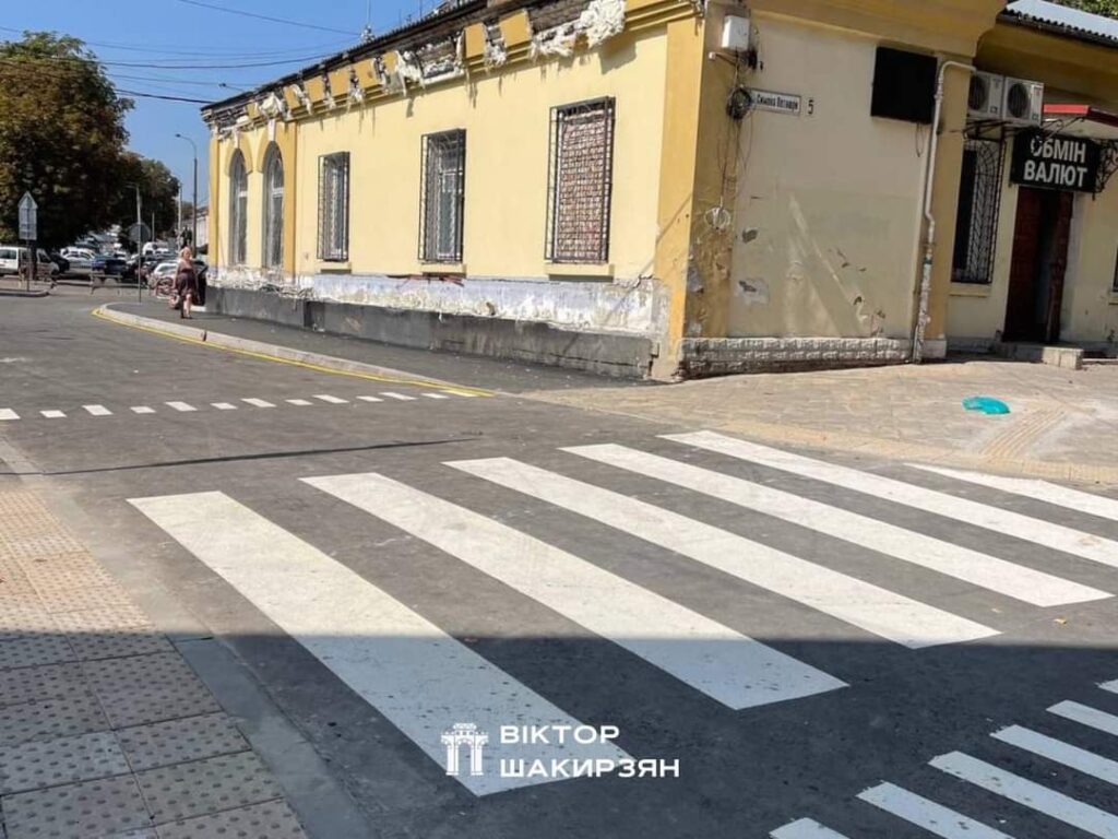 1 У Рівному з'явився перший інклюзивний перехід (ФОТО)