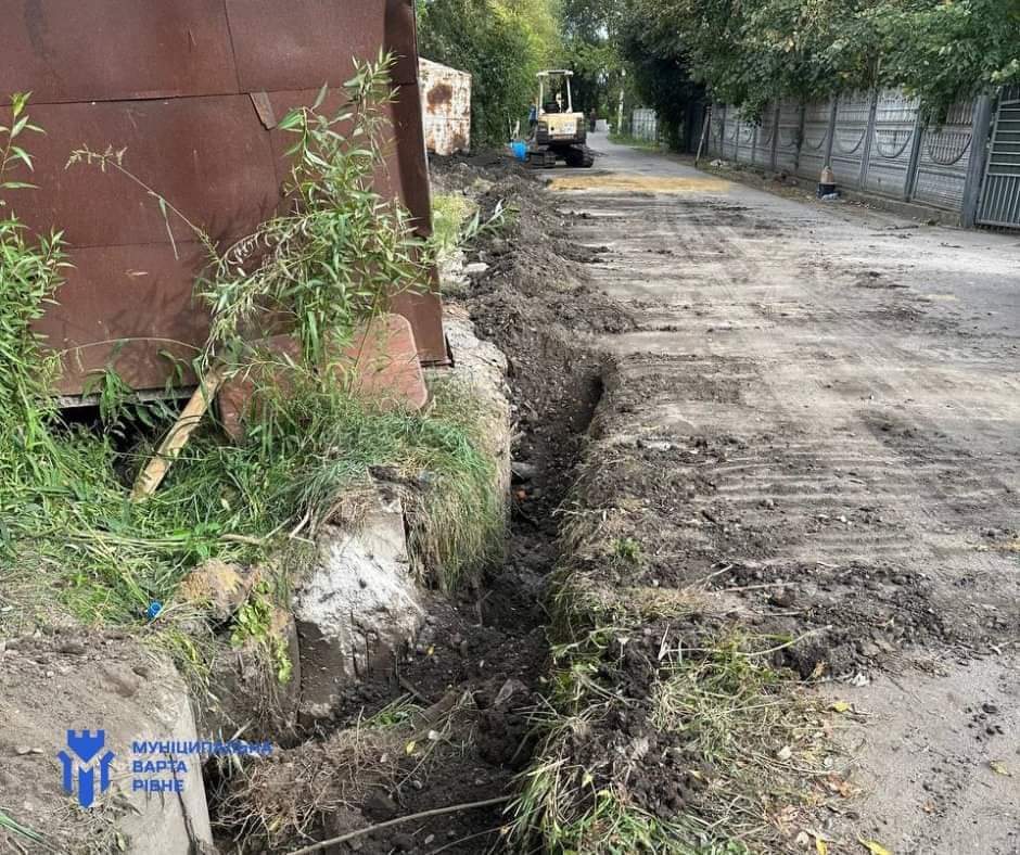 Рівненські муніципали викрили підпільну мережу водопостачання 0000