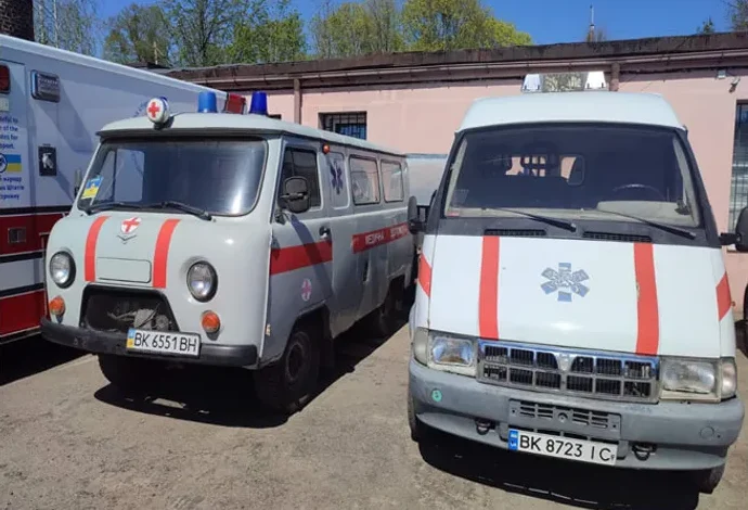 1 На Рівненщині з аукціону продають старі автівки двох медзакладів