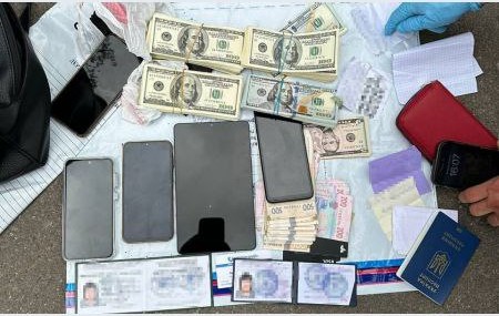 1 Псевдовійськова з Рівненщини пропонувала 12 тисяч доларів слідчим ДБР за відкуп дезертирів (ФОТО)