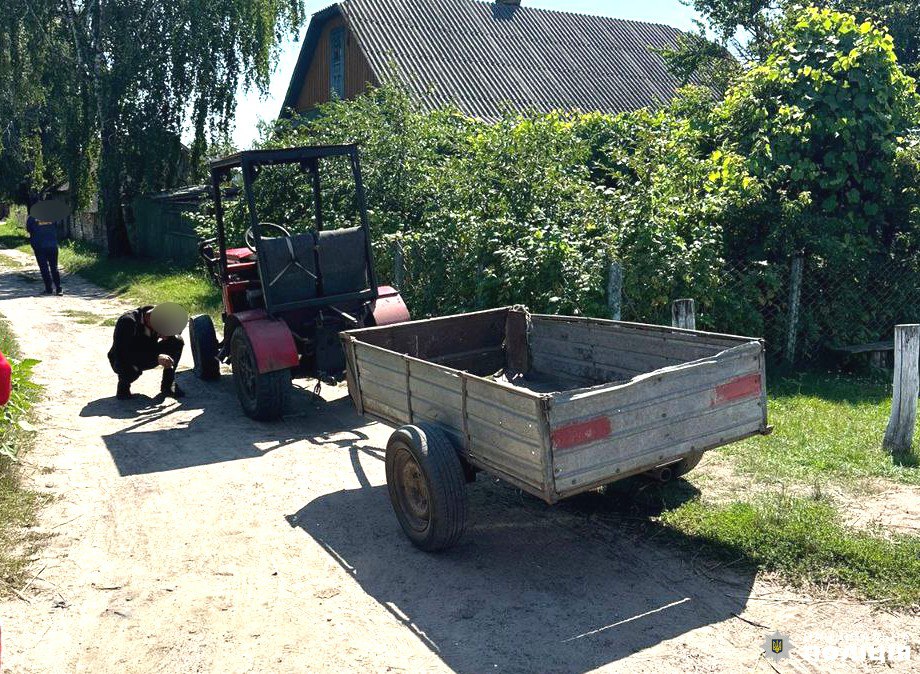 1 Житель Рівненщини на мотоциклі врізався в трактор і загинув (ФОТО)