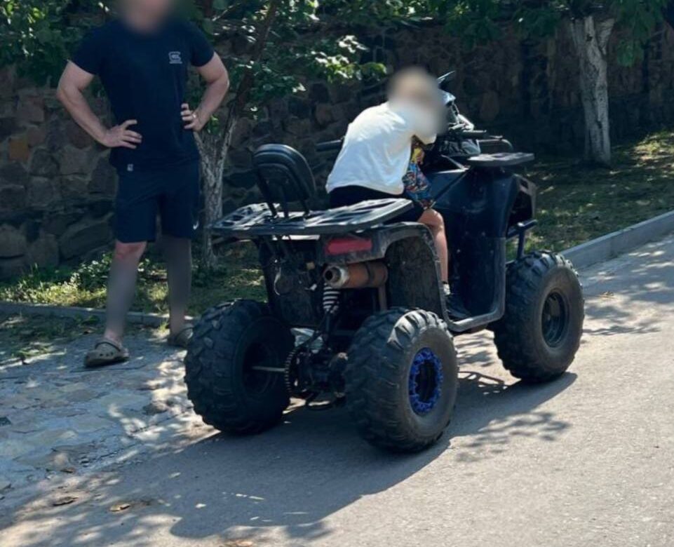 У Рівному восьмирічний хлопчик на квадроциклі мало не збив пішохода