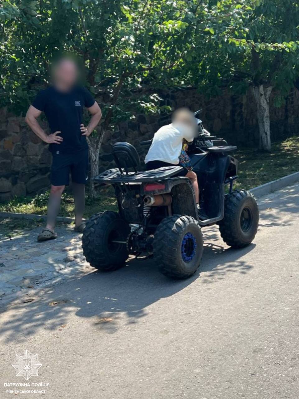 У Рівному восьмирічний хлопчик на квадроциклі мало не збив пішохода 0000