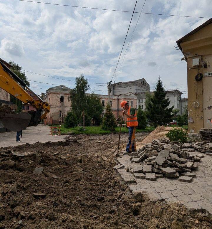 У центрі Рівного будують новий проїзд (ФОТО)