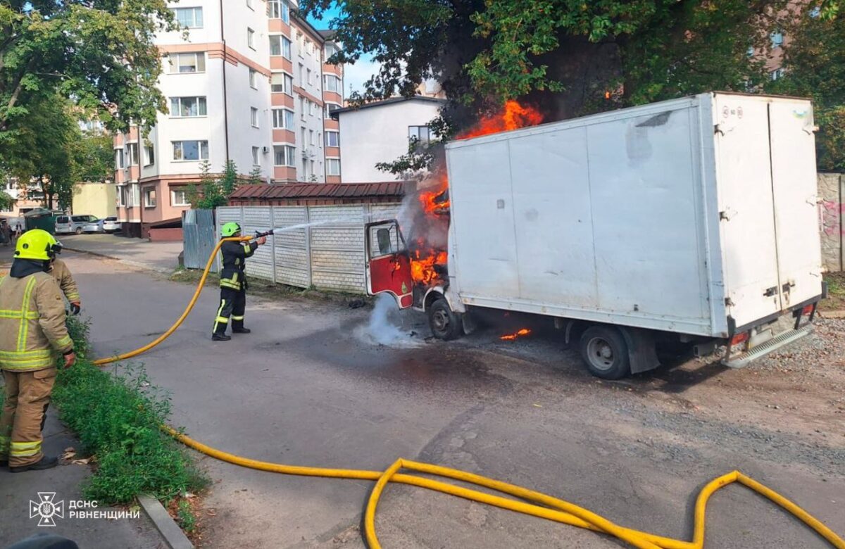У центрі Рівного палала вантажівка