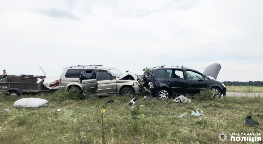 1 Заснув за кермом: поліція Рівненщини опублікувала фото з місця ДТП з 10-ма постраждалими