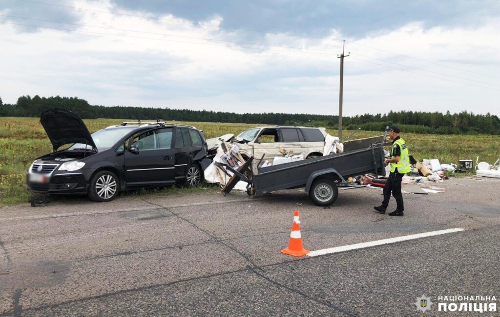 1 Заснув за кермом: поліція Рівненщини опублікувала фото з місця ДТП з 10-ма постраждалими
