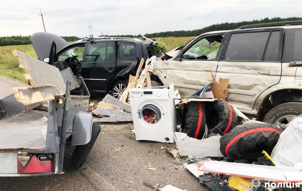 1 Заснув за кермом: поліція Рівненщини опублікувала фото з місця ДТП з 10-ма постраждалими