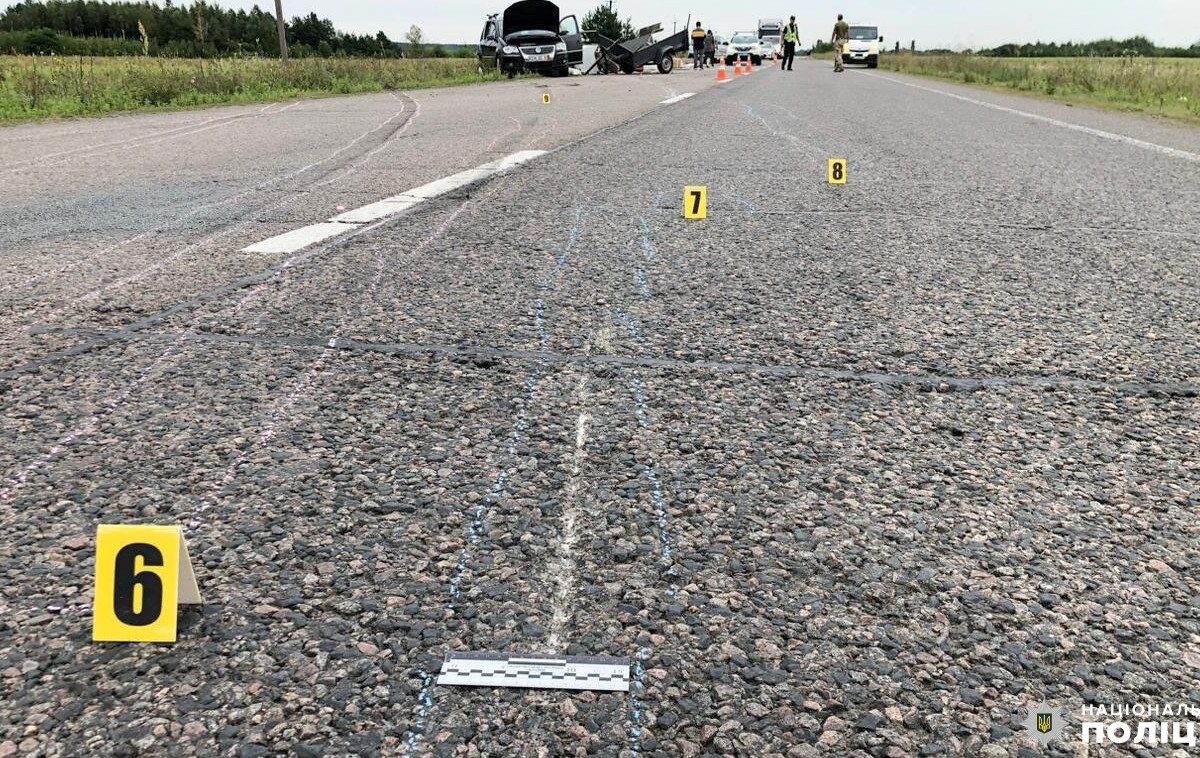 Заснув за кермом: поліція Рівненщини опублікувала фото з місця ДТП з 10-ма постраждалими