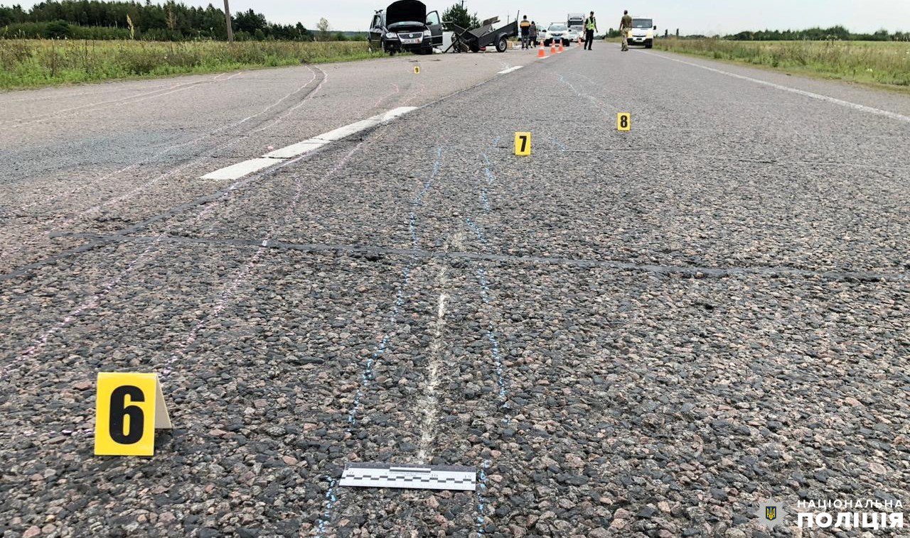 Заснув за кермом: поліція Рівненщини опублікувала фото з місця ДТП з 10-ма постраждалими 0000