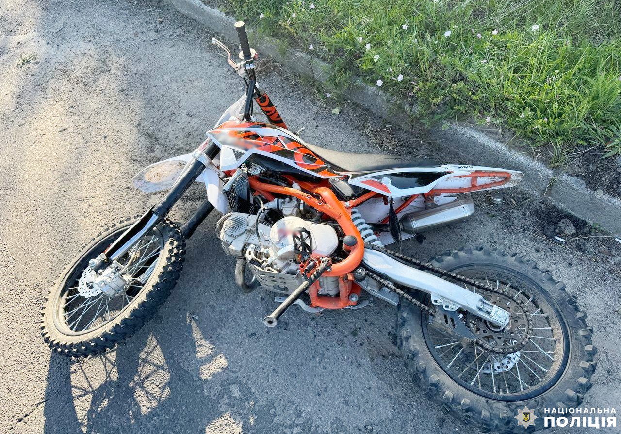 У Рівному батько купив мотоцикл 12-річному синові, а той врізався на ньому в автівку (ФОТО) 0000