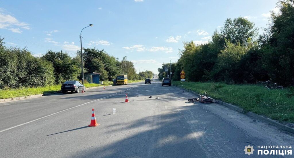 1 У Рівному батько купив мотоцикл 12-річному синові, а той врізався на ньому в автівку (ФОТО)