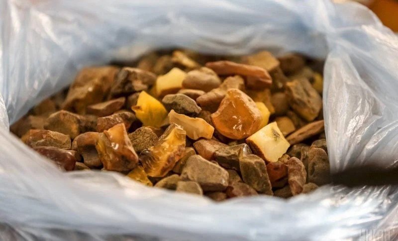 Бурштину на 100 тисяч передали маршруткою на Рівненщині 0000