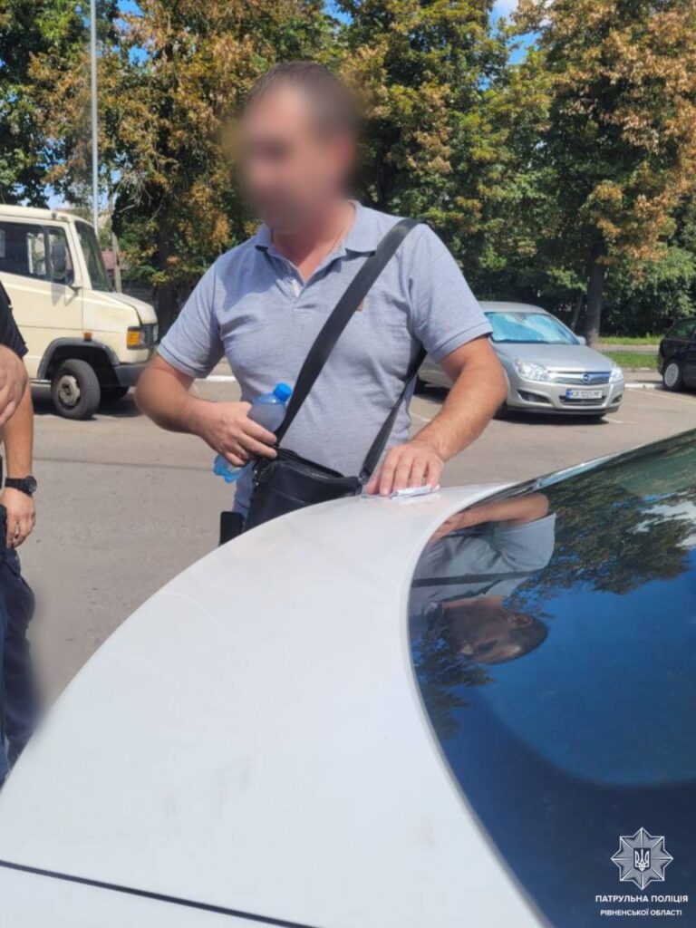 1 У Рівному п'яний водій BMW скоїв порушення на очах у патрульних