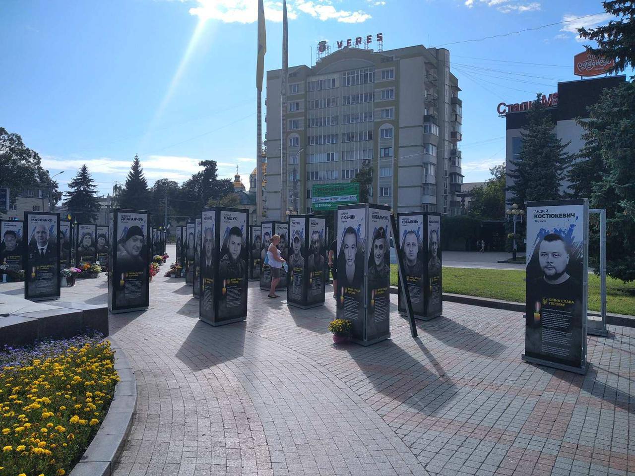 Експозицію в центрі Рівного поповнили ще понад півсотні портретів Героїв 0000