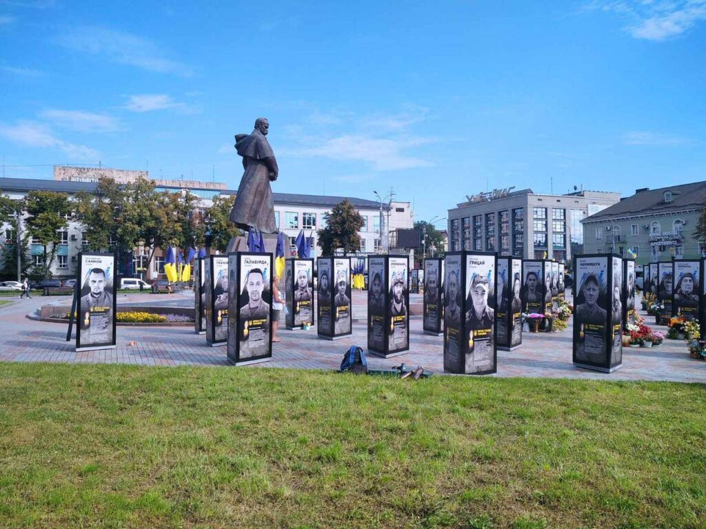 1 Експозицію в центрі Рівного поповнили ще понад півсотні портретів Героїв