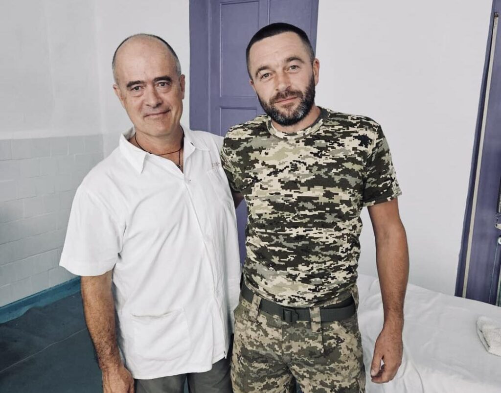 1 Італійський волонтер займається реабілітацією військових в лікарні на Рівненщині