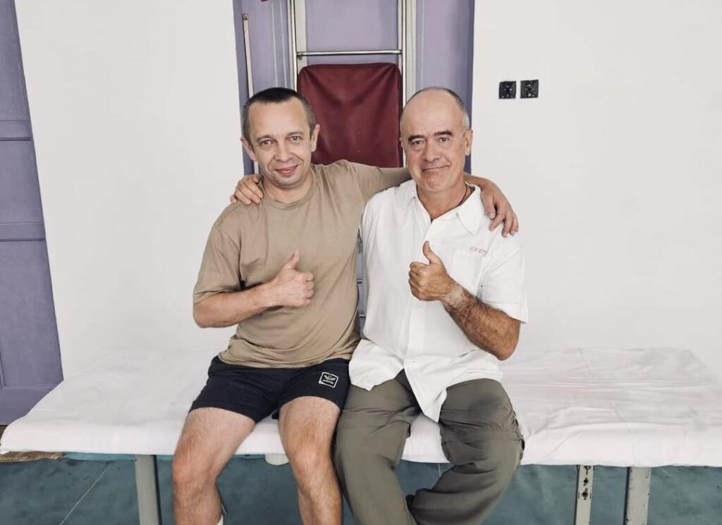 1 Італійський волонтер займається реабілітацією військових в лікарні на Рівненщині