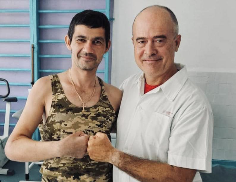 Італійський волонтер займається реабілітацією військових в лікарні на Рівненщині 0000