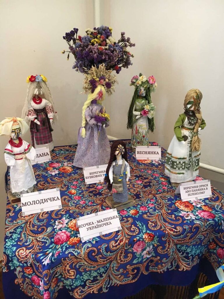 1 Мисткиня з Рівненщини презентувала власну колекцію ляльок-мотанок