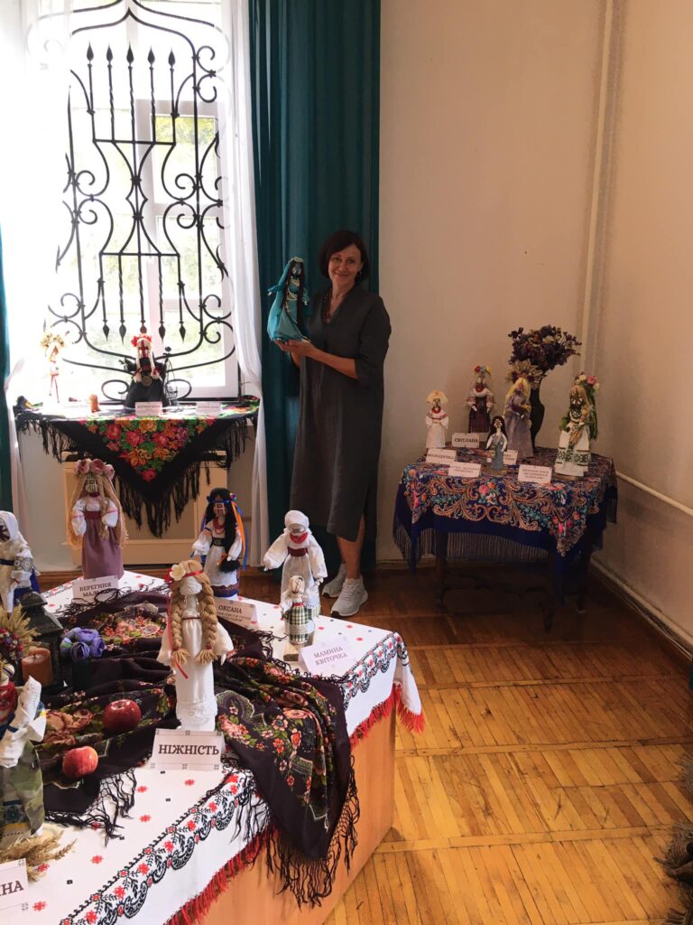 1 Мисткиня з Рівненщини презентувала власну колекцію ляльок-мотанок