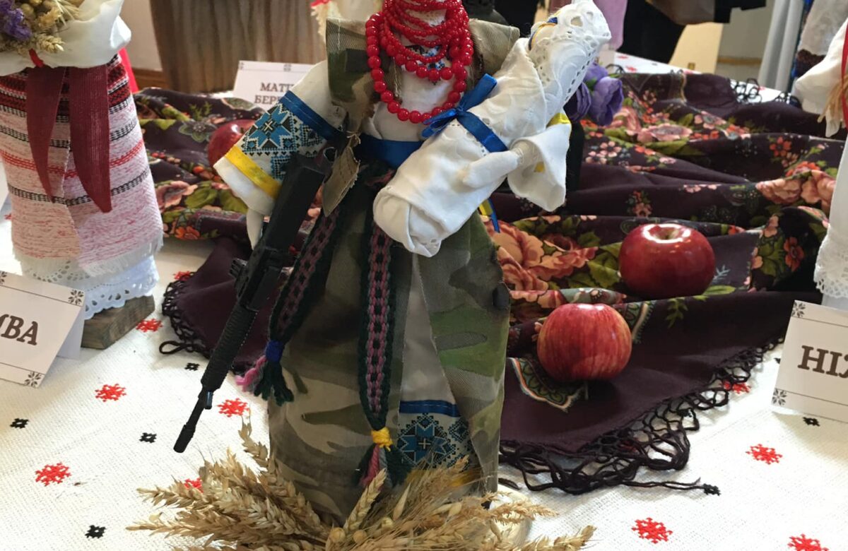 Мисткиня з Рівненщини презентувала власну колекцію ляльок-мотанок