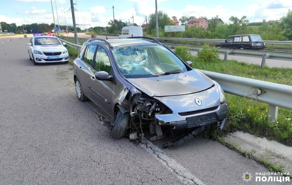 1 На міжнародній трасі біля Рівного у ДТП постраждав мотоцикліст