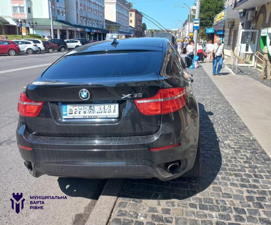 У Рівному 90 водіїв отримали штрафи за неправильне паркування